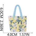 Detaillierte Nahaufnahme eines süßen Strandtasche bestickten Aufnähers mit Blumenmuster. - Tragbare Strandtasche (X27BK-076-03)
