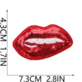 Vue détaillée du patch brodé lèvres en paillettes rouges, badge en tissu brillant pour vêtements. - Détail Lèvre Mordante (X27ZB-088-09)