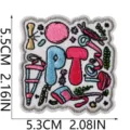 Nahaufnahme des bunten PT Buchstaben Bestickung Aufnähers mit medizinischen Motiven. - Buchstaben PT-Stil (W34ZM-135-02)