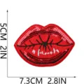 Patch brodé de lèvres à sequins vue détaillée montrant les dimensions 5cm par 7.3cm pour vêtements. - Lèvre Paillettes Rouge Noir (X27ZB-128-14)