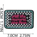 Detalle de parche bordado con dimensiones, texto rosa bonito y borde a cuadros para chaqueta. - Estilo Letra Cuadros (C28SD-11-06)