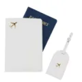 Set custodia per passaporto ed etichetta valigia in pelle PU bianca con aereo dorato. - Bianco
