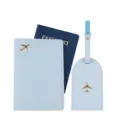 Minimalistisches hellblaues Leder Reisepasshülle und passendes Gepäckanhänger Set. - Hellblau