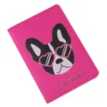 Fundaporte de cuero PU rosa brillante con bonito patrón de bulldog francés para viajes seguros. - Bulldog con Gafas de Corazón / Rosa rojo