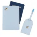Set copripassaporto ed etichetta valigia in PU azzurro con ciondolo aereo dorato - Azzurro