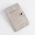 Custodia protettiva per passaporto in pelle PU grigio chiaro con motivo aereo e bottone. - 14.5*10CM / Grigio chiaro