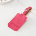 Étiquette de bagage en cuir PU rose texture Saffiano pour valise de voyage chic - Rose rouge