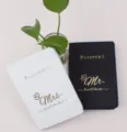 PU Leder Paare Reisepasshülle Set mit weißem und schwarzem Design für Reisekomfort. - Schwarz und Weiß (Herz-Stil)