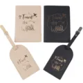 Detailopname van PU leer paspoorthoesje en bagagelabel set met gouden reistekst print ontwerp. - Zwart en Khaki