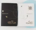 PU Leder Paare Reisepasshülle Set mit Goldfolie Reise Design, elegant und langlebig. - Schwarz und Weiß (Kompass-Stil)