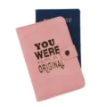 Rosa PU Leder Reisepasshülle mit goldener Prägung, Dokumentenhalter Etui für Reisen. - Inspirierendes Zitat Stil / Rosa-3 (YOU WERE BORN AN ORIGINAL)