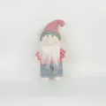 Nahaufnahme Detail einer festlichen Wichtel Plueschpuppe mit spitzem Hut und Bart. - Große Standhöhe 33 cm / Gebrochenes Weiß