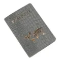 Custodia per passaporto in pelle PU grigia motivo coccodrillo con mappa del mondo dorata. - Grigio