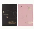 PU Leder Paar Reisepasshülle Set, schwarzer und rosa Dokumentenorganizer mit Golddruck. - Rosa und Schwarz (Kompass-Stil)