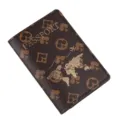 Copertura per passaporto in pelle PU di alta qualità con elegante motivo mappa del mondo in oro. - Monogramma Marrone