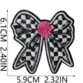 Vista detallada de parche bordado de lazo a cuadros en blanco y negro con flor rosa. - Estilo Lazo Floral Cuadros (C28SD-13-13)