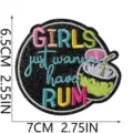 Detalle de parche bordado con texto girls just wanna have rum y lindo diseño de cóctel. - Estilo Redondo Cóctel (C28SD-12-14)