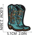 Primer plano detallado de un parche bordado de bota de vaquero western retro azul. - Estilo Bota Western (C28SD-15-15)