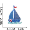 Detailansicht des blau-weißen Segelboot-Stickaufnähers mit klarer Textur und genauer Größe. - Cartoon Segelboot Stil
