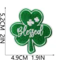 Grünes Kleeblatt bestickter Flicken Detailansicht mit Text und genauen Maßen für DIY Handwerk. - Klee Blessed Stil