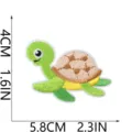 Nahaufnahme eines süßen Schildkröten Stickaufnähers mit detaillierten Maßangaben in Zentimetern. - Schildkröten-Stil