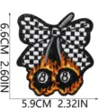 Gestreifte Schleife 8-Ball Flamme Bestickter Aufnäher DIY Bügelbild für Jeans Jacke Mütze - Schwarz-Weiß Karierter Schleifenstil (C28TQ-14-11)