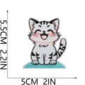 Niedlicher grauer Katzen-Bestickungsflicken für DIY Kleidung und Taschen mit Massangabe. - Tigerkatze auf Blauem Kissen (X31XM-09-12)
