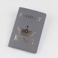 Copertina per passaporto in pelle PU grigia con corona dorata e stampa king da viaggio - 14*10cm / Grigio scuro