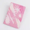Funda de pasaporte de cuero PU rosa con estampado de palmeras y texto inspirador para viajes. - 14*10cm / Estilo Olivo Rosa