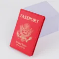 Custodia protettiva per passaporto da viaggio in pelle rossa con stemma dorato per documenti. - Rosso