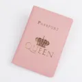 Funda de pasaporte de cuero PU rosa con corona dorada y diseño queen para viajes diarios. - 14*10cm / Estilo Corona Rosa