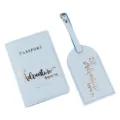 Set porta passaporto ed etichetta valigia in ecopelle PU azzurro chiaro con scritta dorata. - Azzurro