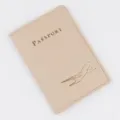 Detailansicht des beige-farbenen PU-Leder-Reisepass-Covers mit goldenem Foliendruck und Flugzeug. - Khaki