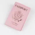 Custodia per passaporto in ecopelle rosa con design sigillo USA dorato, organizzatore di documenti. - Rosa
