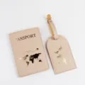 Set porta passaporto e etichetta valigia in pelle PU beige con mappa del mondo dorata. - Portapassaporto E Etichetta Per Bagagli / Kaki