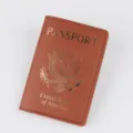 Brauner PU Leder Reise Reisepasshülle mit goldenem US Emblem und praktischen Kartenfächern. - Hellbraun