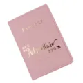 Custodia per passaporto in pelle PU rosa con stampa a caldo dorata e citazione di viaggio. - Rosa