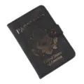 Elegante copertina passaporto in pelle PU nera con stampa oro, porta carte e bottone a pressione. - Nero