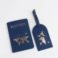 Set copripassaporto e etichetta per bagaglio blu marino con mappa del mondo dorata. - Portapassaporto E Etichetta Per Bagagli / Blu navy