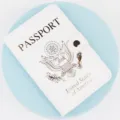 Custodia per passaporto in pelle PU bianca con tasche per carte e chiusura a pressione. - Bianco