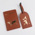 Set copripassaporto e etichetta per bagaglio marrone con mappa del mondo dorata per viaggi. - Portapassaporto E Etichetta Per Bagagli / Marrone chiaro