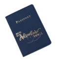 Copertina per passaporto in pelle PU blu scuro con citazione avventura dorata custodia documenti. - Blu navy