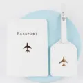 Set porta passaporto e etichetta per bagaglio bianco con elegante motivo aereo dorato. - Set di 2 pezzi / Bianco