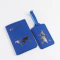 Set copri passaporto e etichetta valigia in pelle PU blu con mappa del mondo dorata da viaggio. - Portapassaporto E Etichetta Per Bagagli / Blu zaffiro