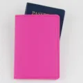 Copripassaporto in pelle PU tinta unita, porta documenti minimalista, organizer viaggio. - Rosso rosa