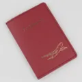 Rote PU Leder Reisepasshuelle mit goldener Heissfolienpraegung und Flugzeug Design. - Burgunderrot