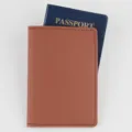 Copripassaporto in pelle PU tinta unita, porta documenti minimalista da viaggio. - Caffè