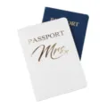 Copertine per passaporto in pelle PU bianca e blu con lettere dorate per viaggi di coppia. - Bianco