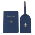 Set porta passaporto e etichetta per bagaglio in pelle blu con aeroplano dorato. - Blu navy