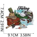 Detailansicht des vintage Angelstickerei-Aufnähers mit Rute, Fisch und Hut Motiv. - Angelrute Landschaft Stil (W34DY-24-03)